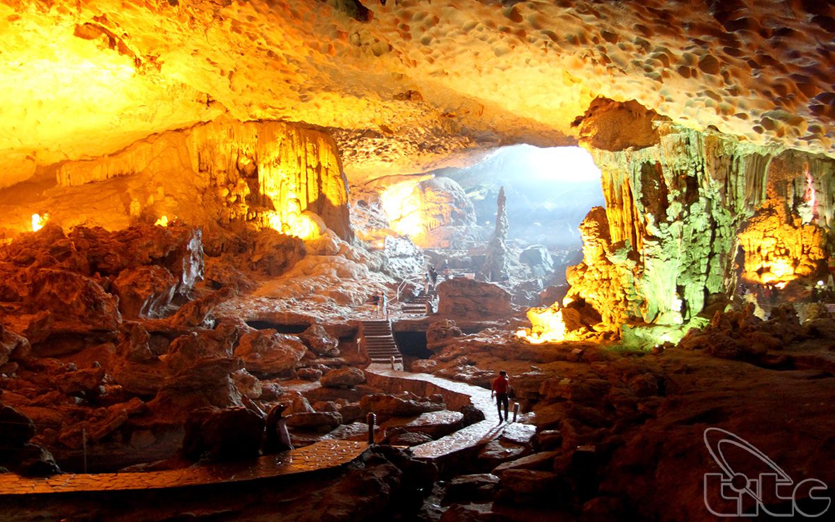 Sung-Sot-Grotto-5